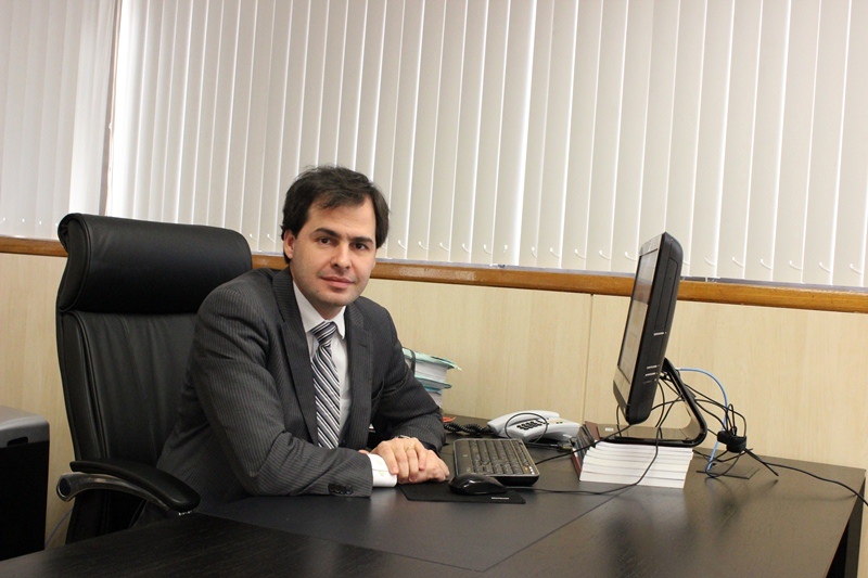 O procurador-geral do Ministério Publico junto ao Tribunal de Contas (MPC), Daniel de Carvalho Guimarães, em seu gabinete (Foto: Karina Camargos Coutinho)